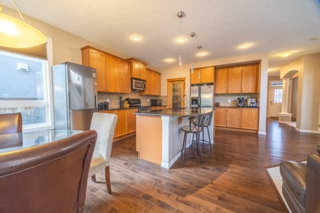 28 Crestmont Way Sw, Calgary, AB - Indoor Photo Showing Kitchen