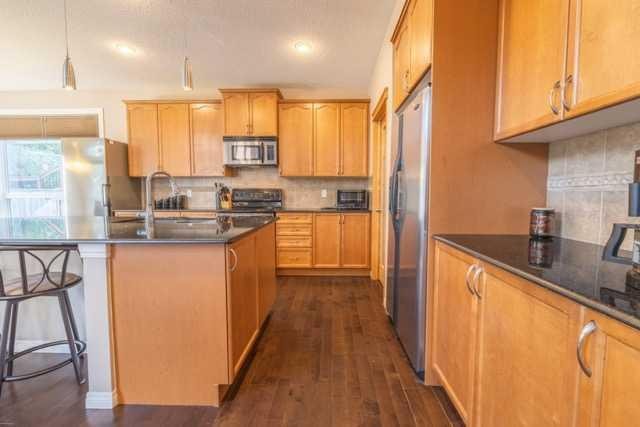 28 Crestmont Way Sw, Calgary, AB - Indoor Photo Showing Kitchen