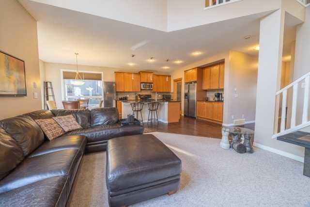 28 Crestmont Way Sw, Calgary, AB - Indoor Photo Showing Living Room