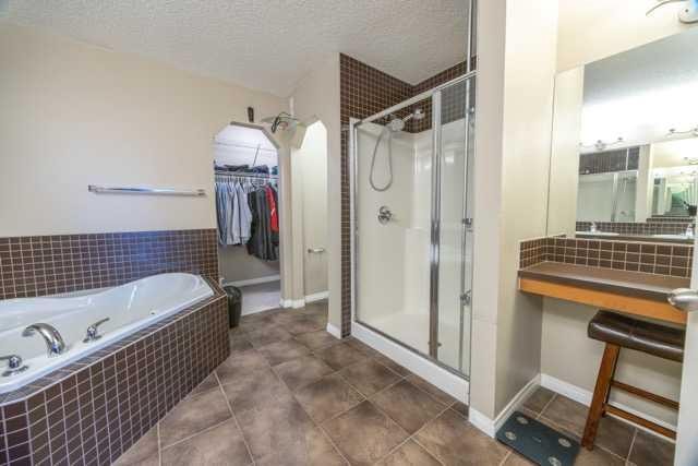 28 Crestmont Way Sw, Calgary, AB - Indoor Photo Showing Bathroom