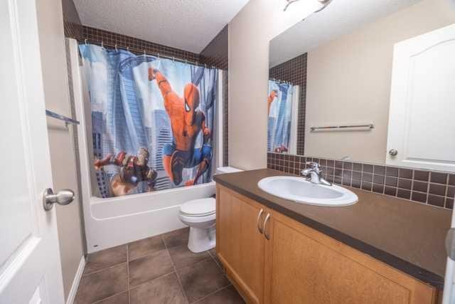 28 Crestmont Way Sw, Calgary, AB - Indoor Photo Showing Bathroom