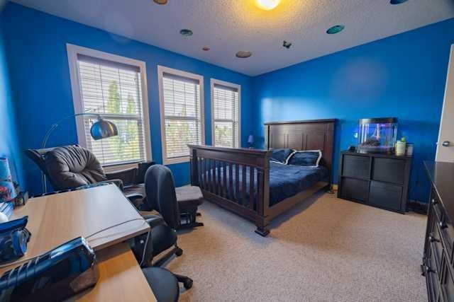 28 Crestmont Way Sw, Calgary, AB - Indoor Photo Showing Bedroom