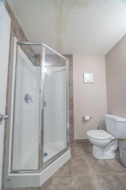 28 Crestmont Way Sw, Calgary, AB - Indoor Photo Showing Bathroom