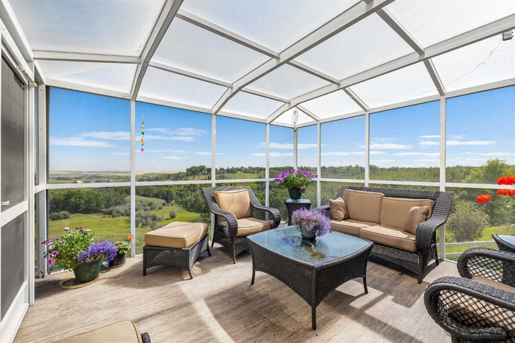 98 Equestrian Drive, Rural Rocky View County, AB - Indoor