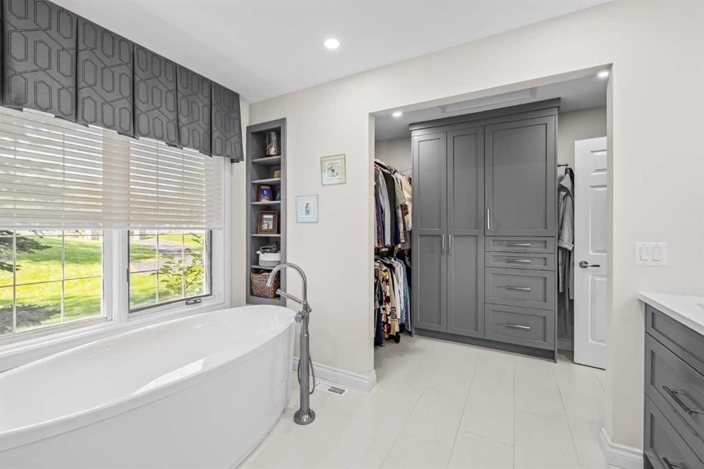 98 Equestrian Drive, Rural Rocky View County, AB - Indoor