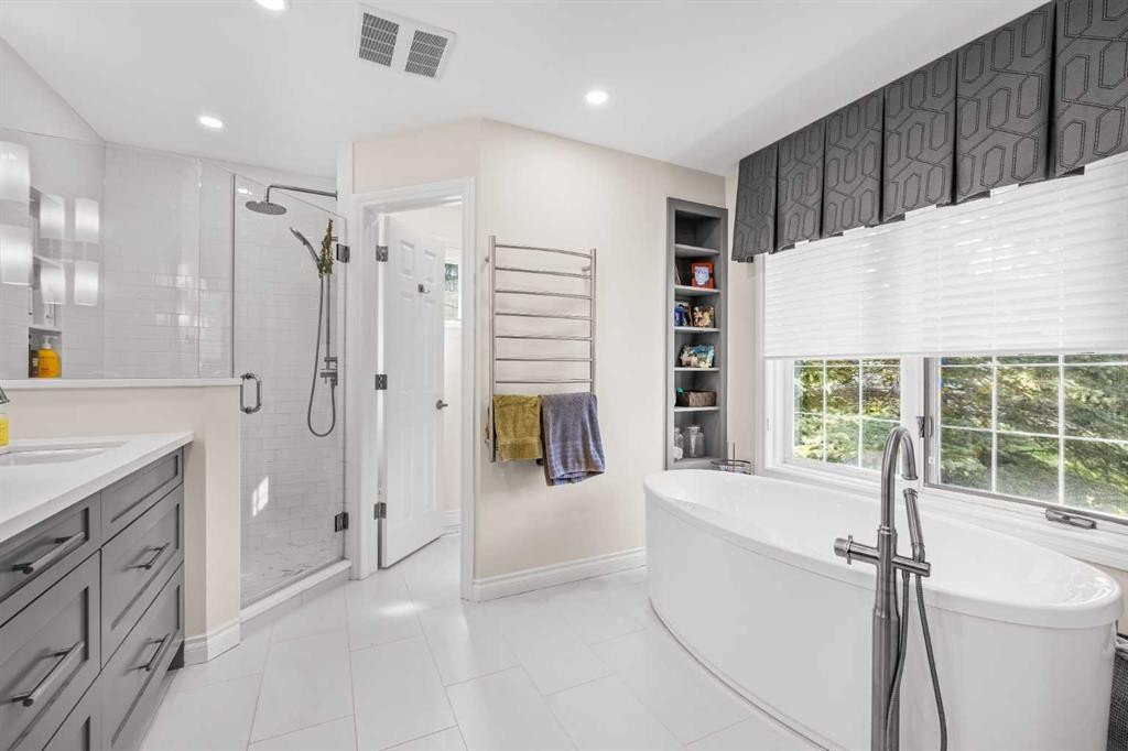 98 Equestrian Drive, Rural Rocky View County, AB - Indoor Photo Showing Bathroom