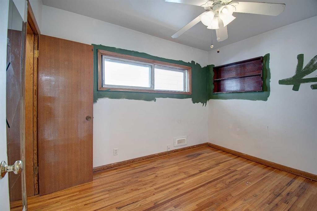 514 30 Street Nw, Calgary, AB - Indoor Photo Showing Other Room