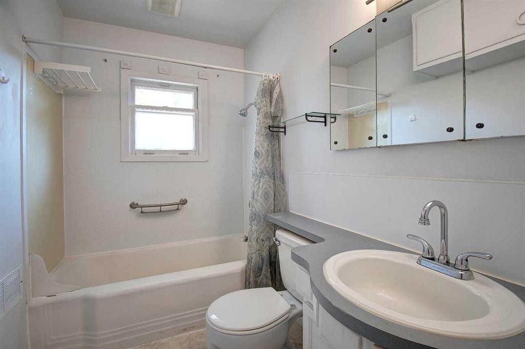 514 30 Street Nw, Calgary, AB - Indoor Photo Showing Bathroom