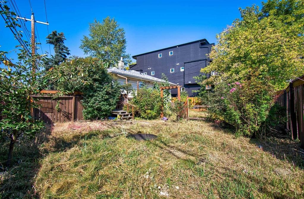 514 30 Street Nw, Calgary, AB - Outdoor