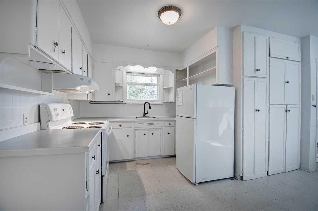 514 30 Street Nw, Calgary, AB - Indoor Photo Showing Kitchen