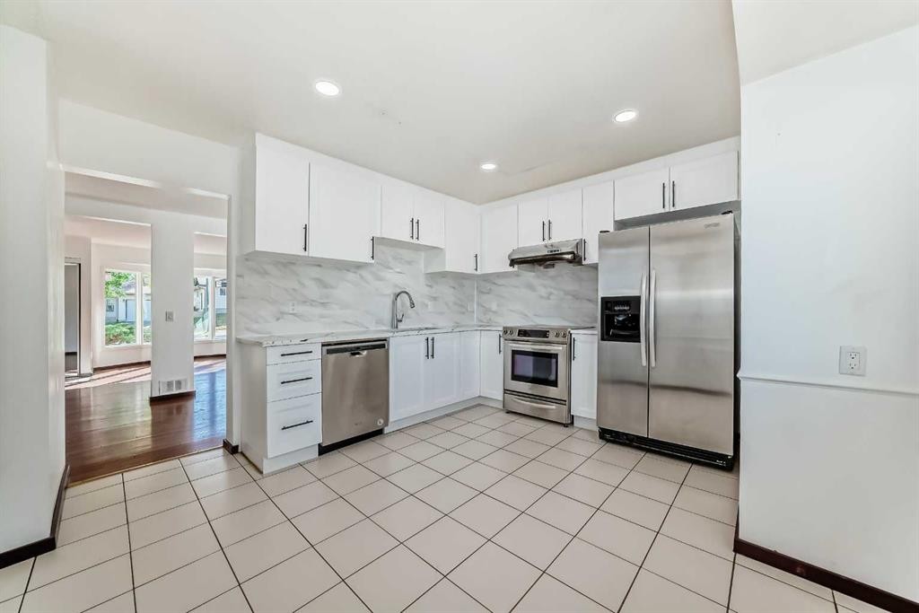 79 Bermuda Drive Nw, Calgary, AB - Indoor Photo Showing Kitchen With Upgraded Kitchen