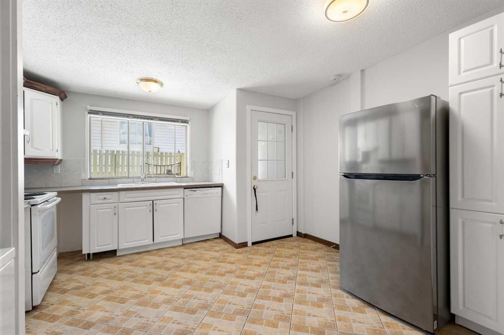 703 130 Avenue Sw, Calgary, AB - Indoor Photo Showing Kitchen