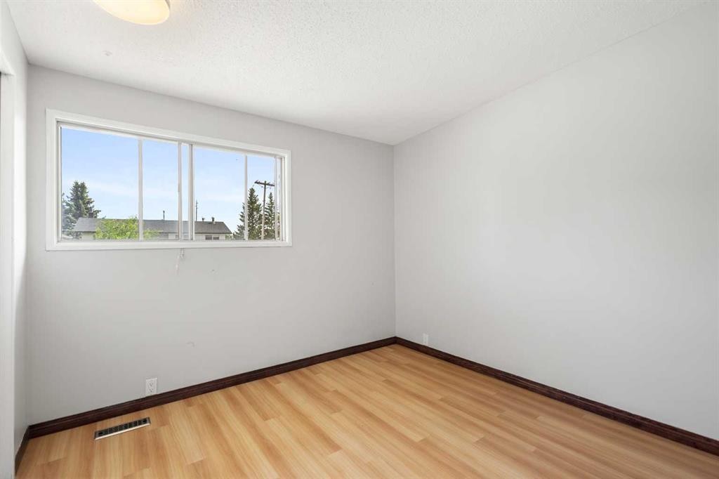 703 130 Avenue Sw, Calgary, AB - Indoor Photo Showing Other Room