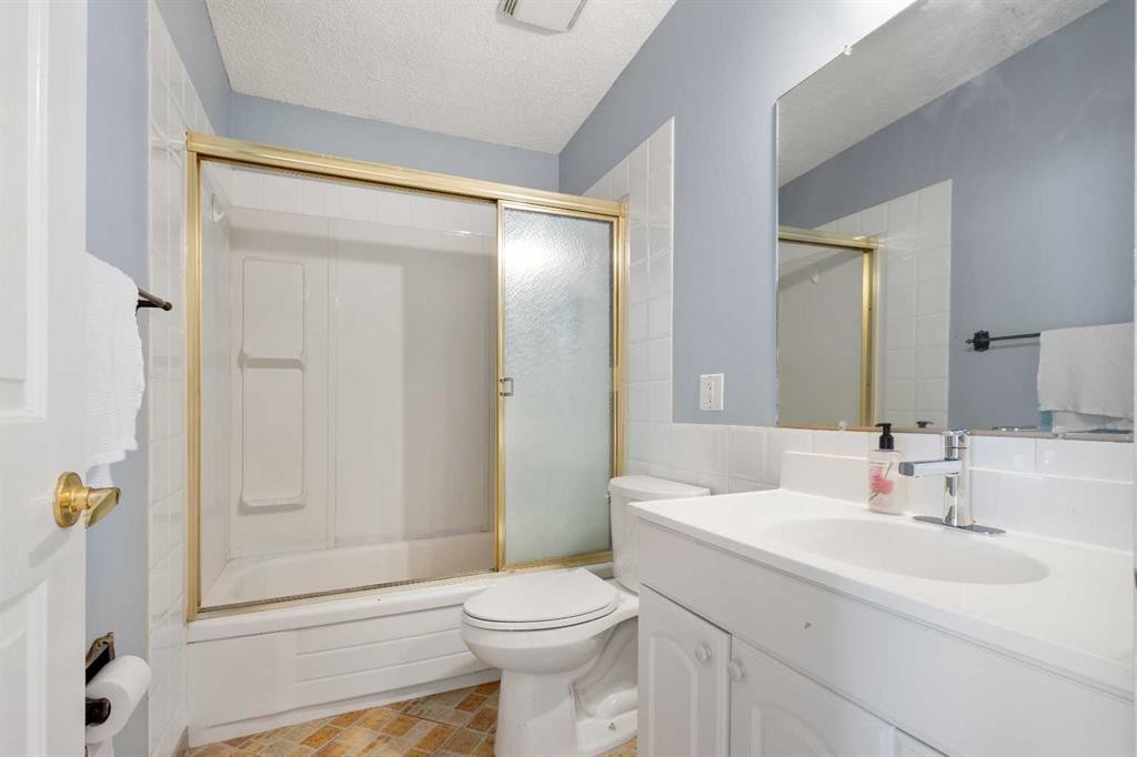 703 130 Avenue Sw, Calgary, AB - Indoor Photo Showing Bathroom