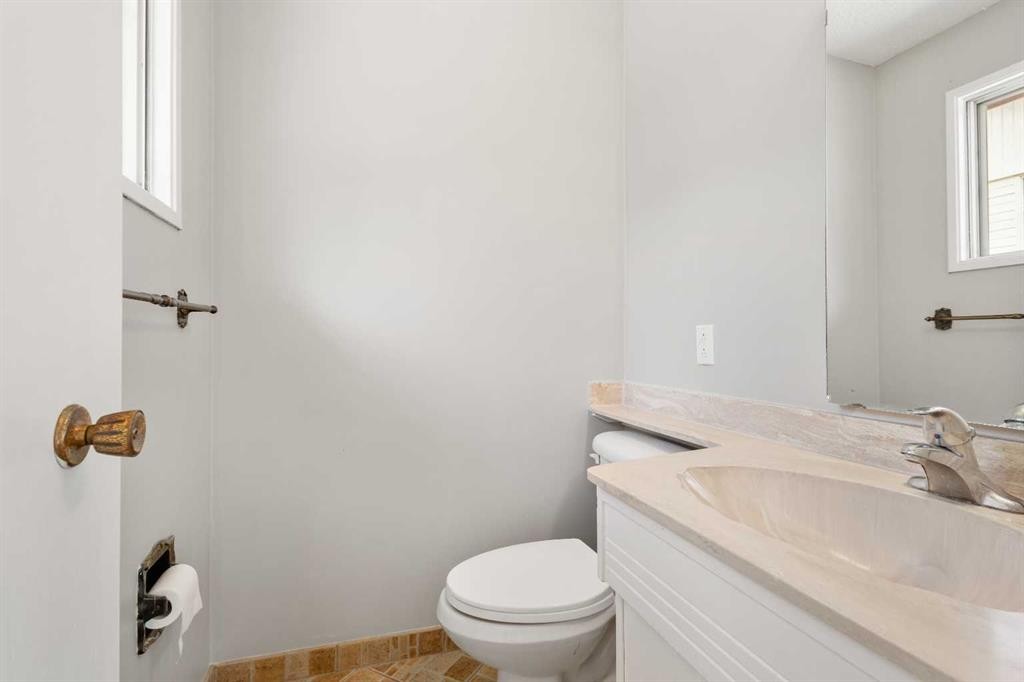 703 130 Avenue Sw, Calgary, AB - Indoor Photo Showing Bathroom