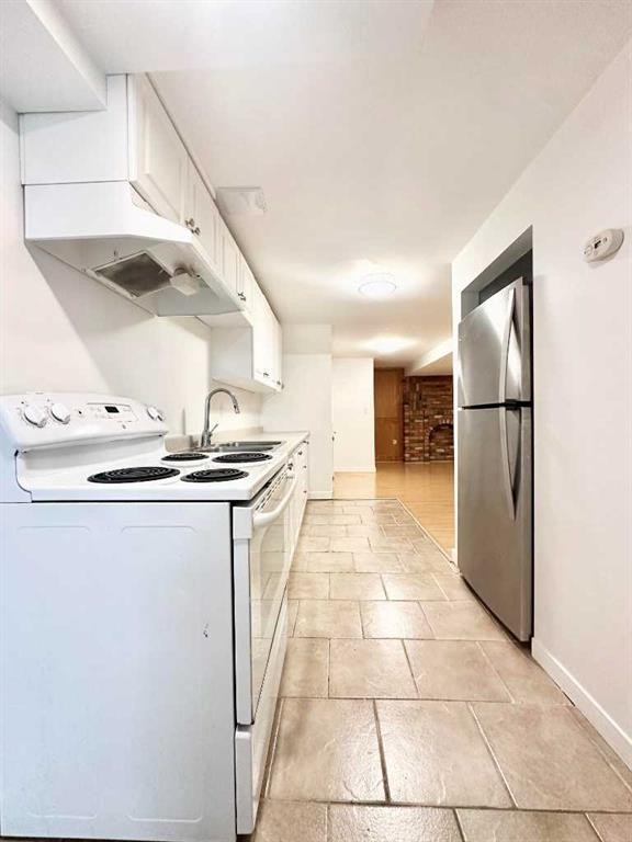 703 130 Avenue Sw, Calgary, AB - Indoor Photo Showing Kitchen