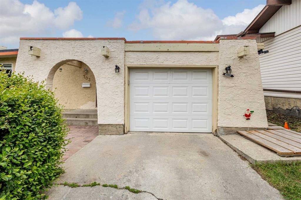 703 130 Avenue Sw, Calgary, AB - Outdoor