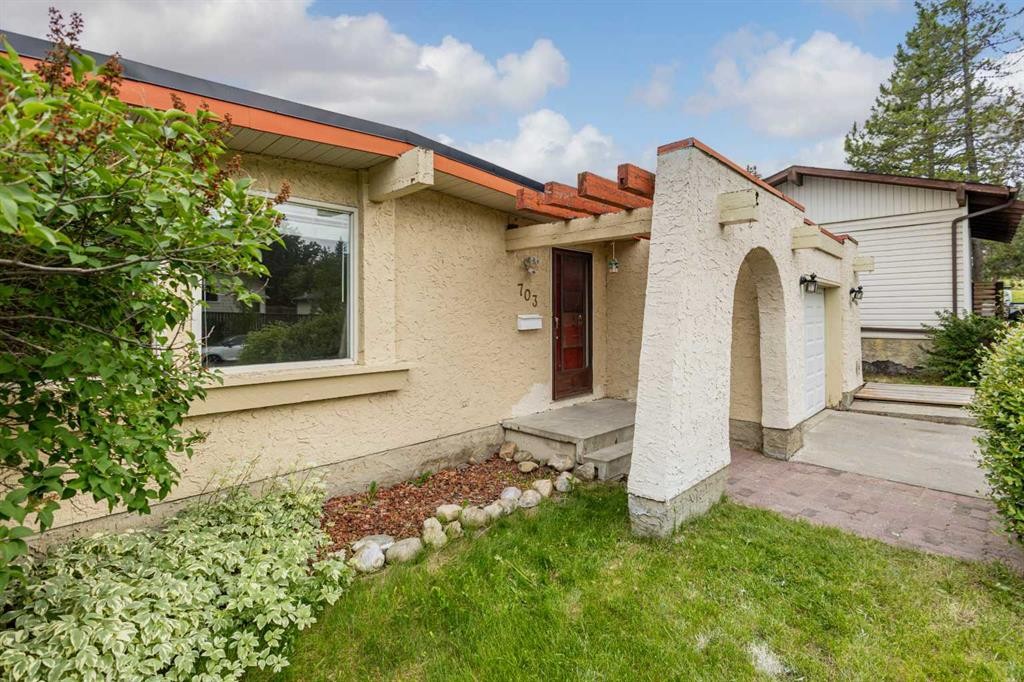 703 130 Avenue Sw, Calgary, AB - Outdoor