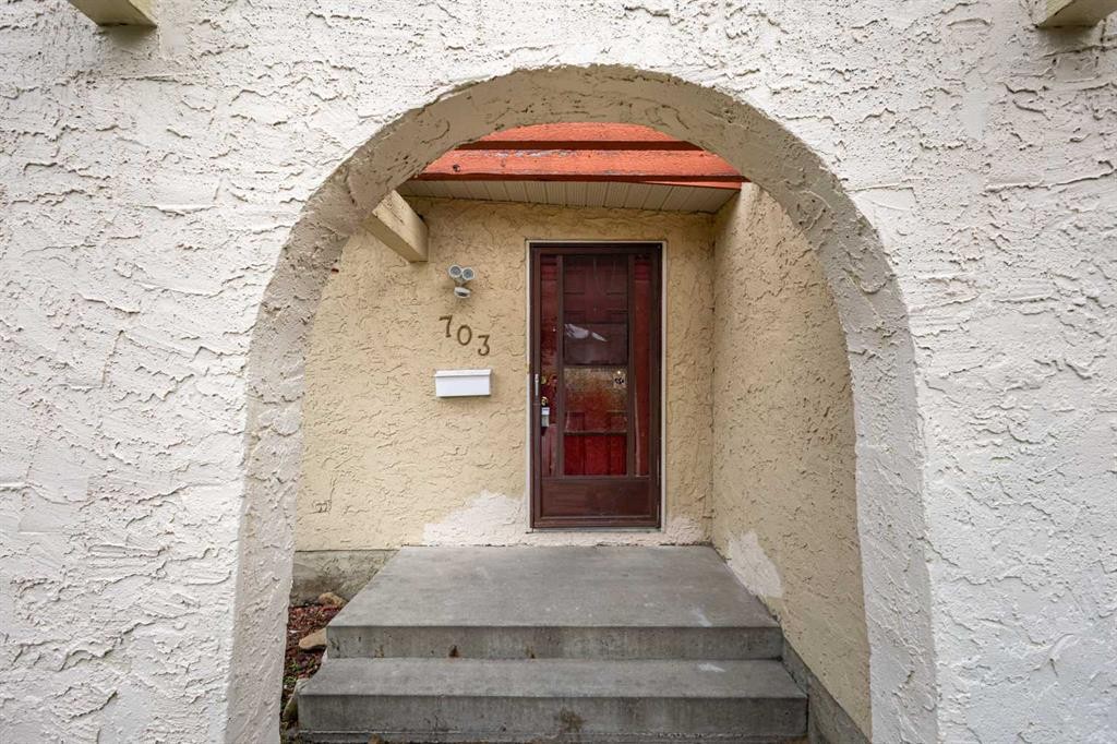 703 130 Avenue Sw, Calgary, AB - Outdoor