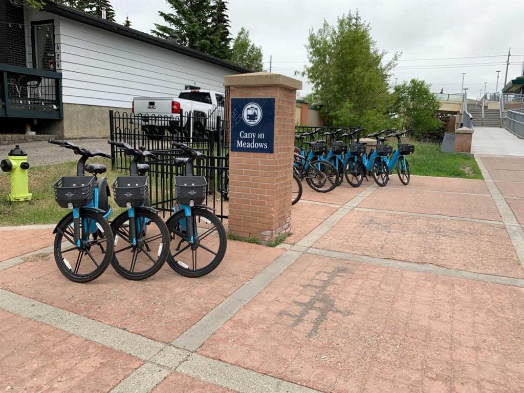 703 130 Avenue Sw, Calgary, AB - Outdoor