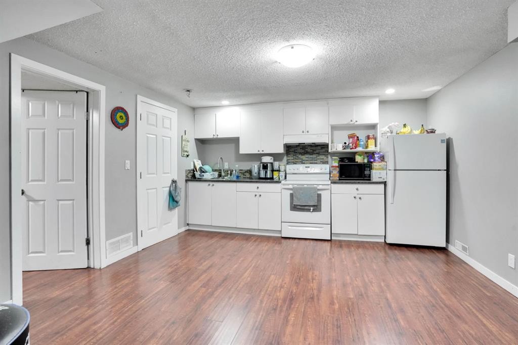 120 Tararidge Close Ne, Calgary, AB - Indoor Photo Showing Kitchen
