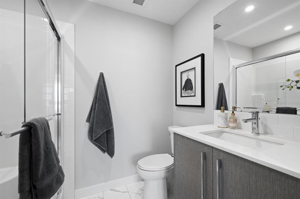 2307-395 Skyview Parkway Ne, Calgary, AB - Indoor Photo Showing Bathroom