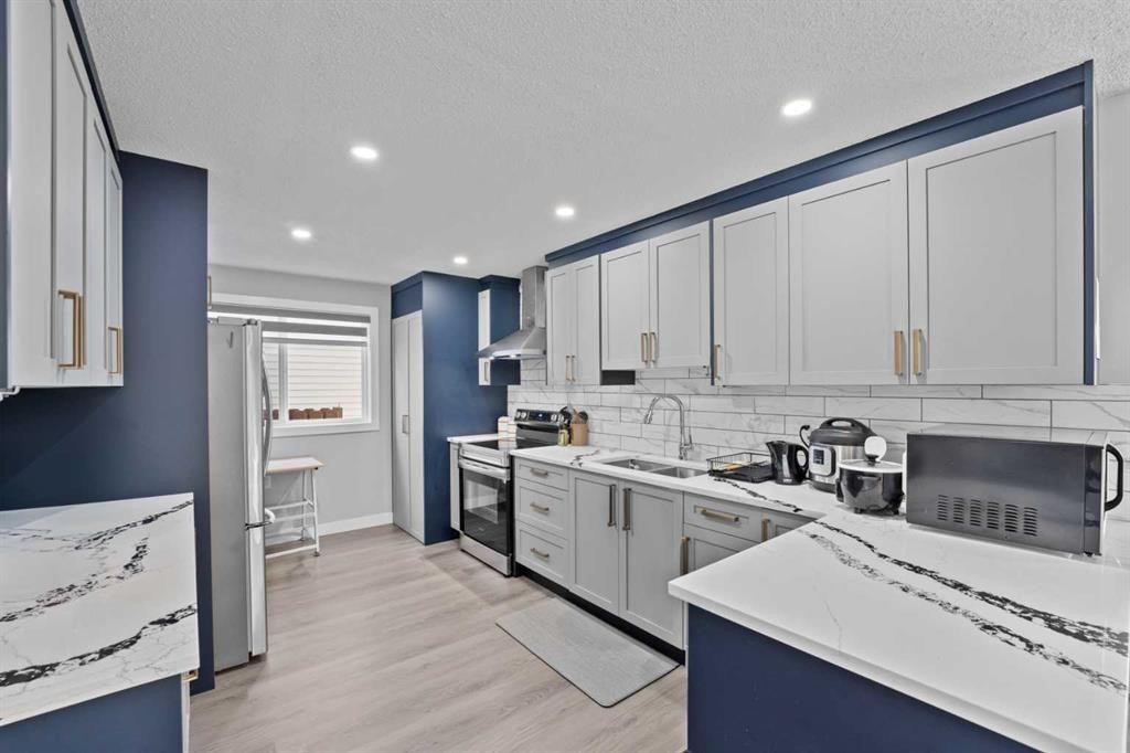 12 Cedargrove Road Sw, Calgary, AB - Indoor Photo Showing Kitchen With Upgraded Kitchen