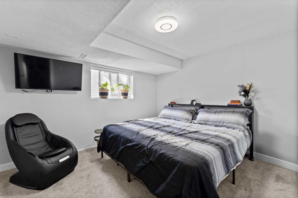 12 Cedargrove Road Sw, Calgary, AB - Indoor Photo Showing Bedroom