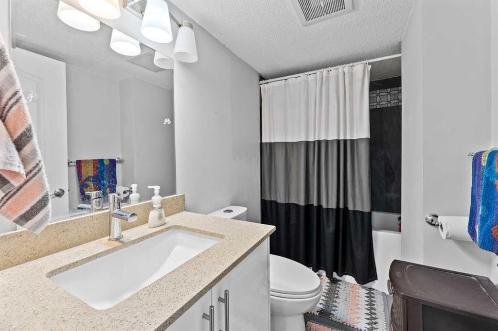 12 Cedargrove Road Sw, Calgary, AB - Indoor Photo Showing Bathroom