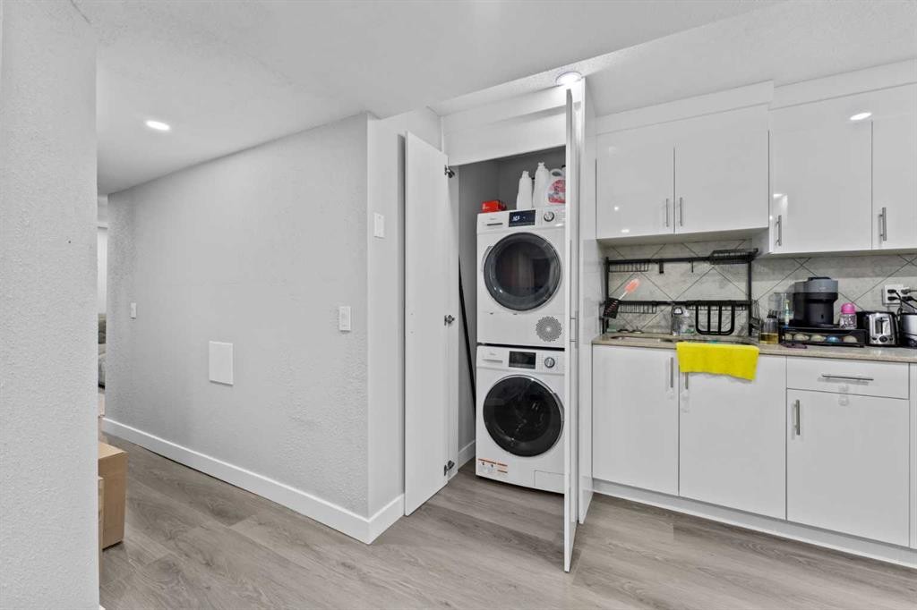 12 Cedargrove Road Sw, Calgary, AB - Indoor Photo Showing Laundry Room