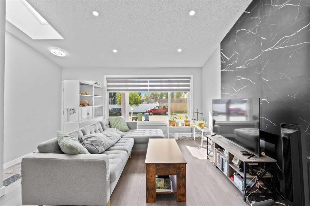 12 Cedargrove Road Sw, Calgary, AB - Indoor Photo Showing Living Room