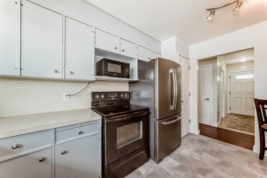 727 Macleay Road Ne, Calgary, AB - Indoor Photo Showing Kitchen