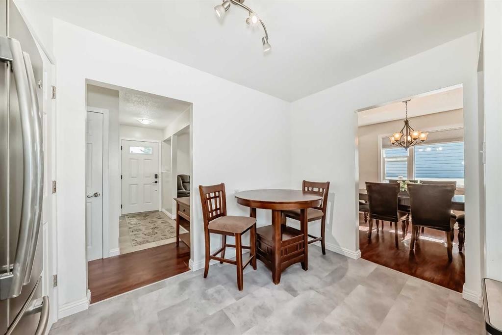 727 Macleay Road Ne, Calgary, AB - Indoor Photo Showing Dining Room