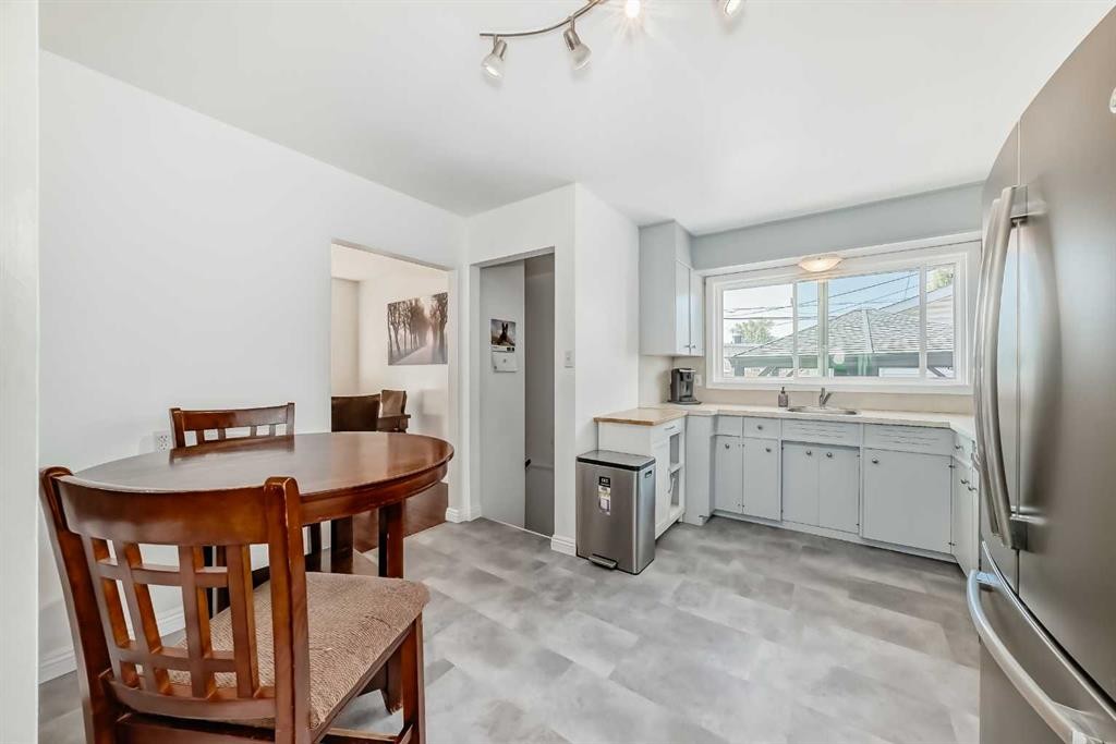 727 Macleay Road Ne, Calgary, AB - Indoor Photo Showing Other Room