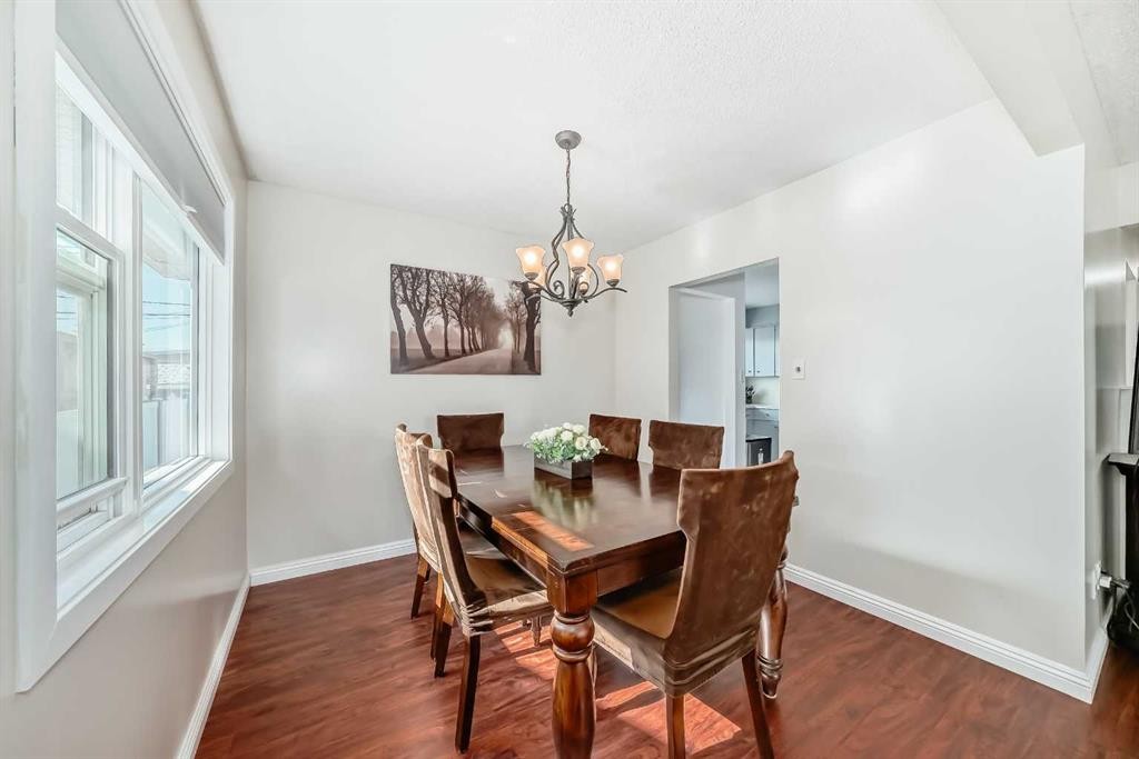 727 Macleay Road Ne, Calgary, AB - Indoor Photo Showing Dining Room