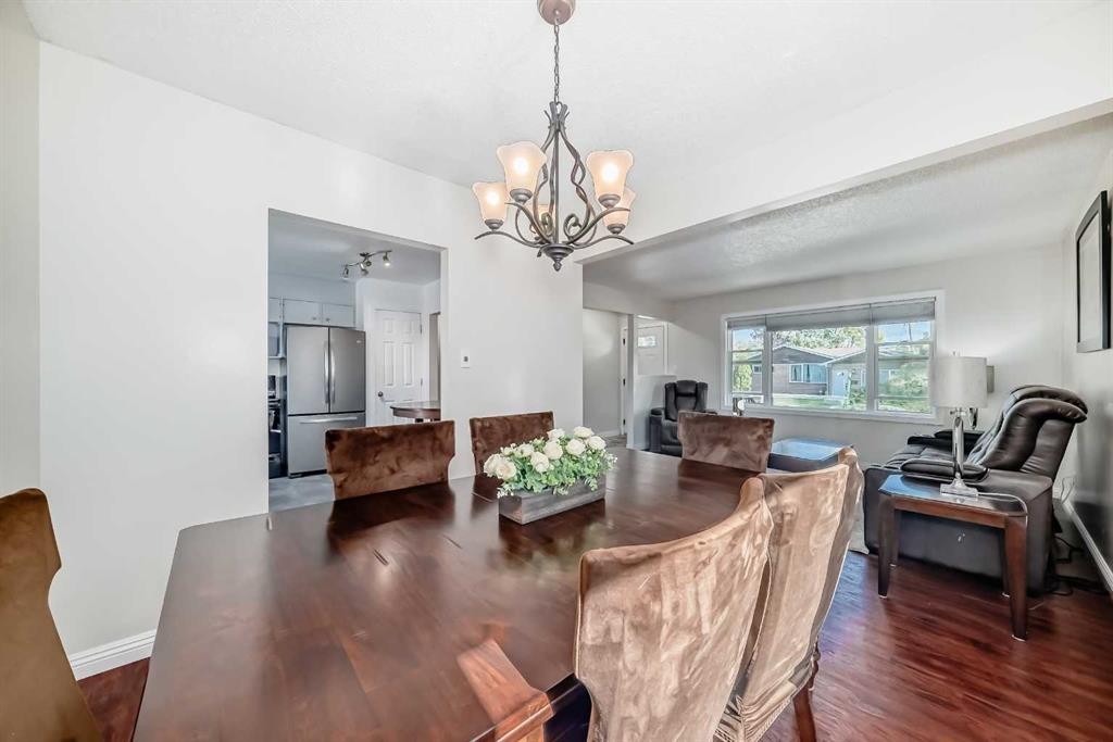 727 Macleay Road Ne, Calgary, AB - Indoor Photo Showing Dining Room
