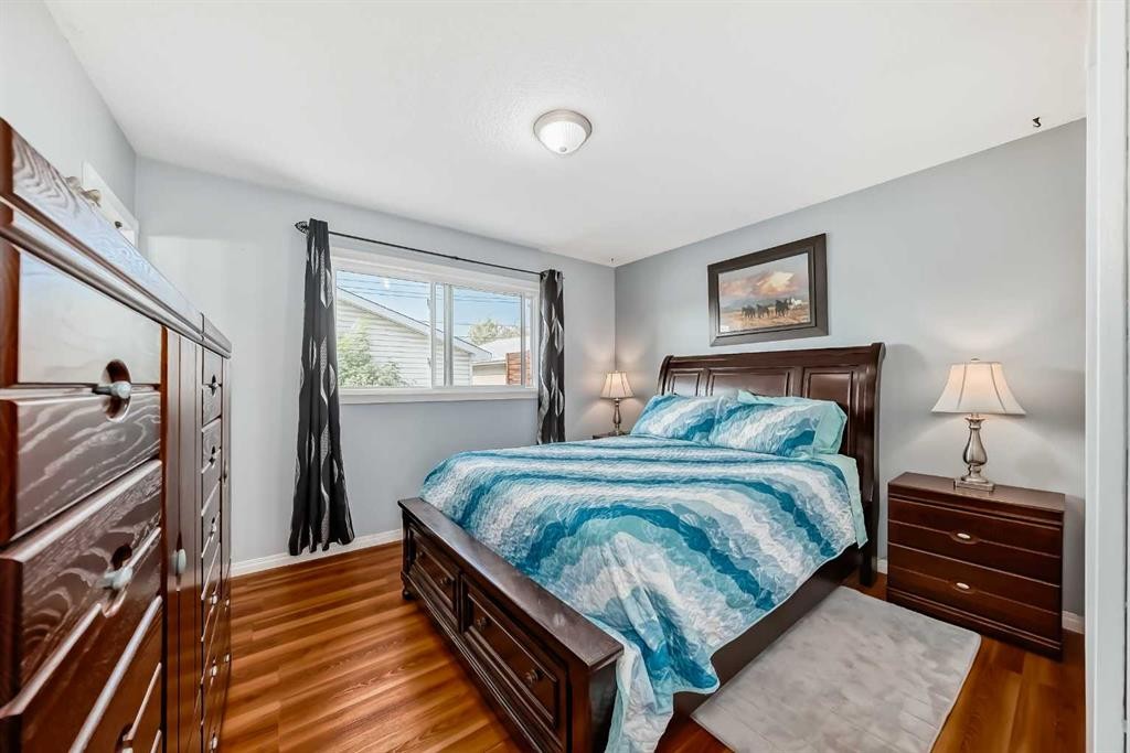 727 Macleay Road Ne, Calgary, AB - Indoor Photo Showing Bedroom