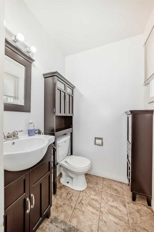 727 Macleay Road Ne, Calgary, AB - Indoor Photo Showing Bathroom