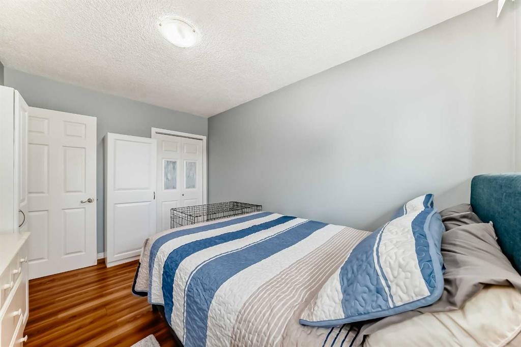 727 Macleay Road Ne, Calgary, AB - Indoor Photo Showing Bedroom