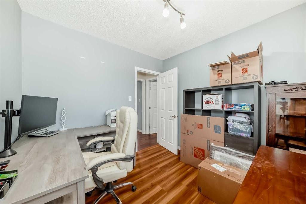 727 Macleay Road Ne, Calgary, AB - Indoor Photo Showing Office