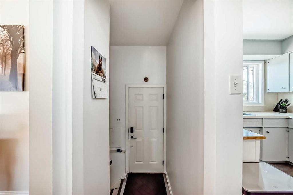 727 Macleay Road Ne, Calgary, AB - Indoor Photo Showing Other Room