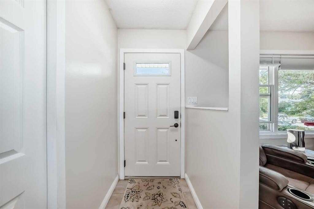 727 Macleay Road Ne, Calgary, AB - Indoor Photo Showing Other Room