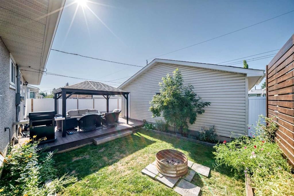 727 Macleay Road Ne, Calgary, AB - Outdoor With Exterior