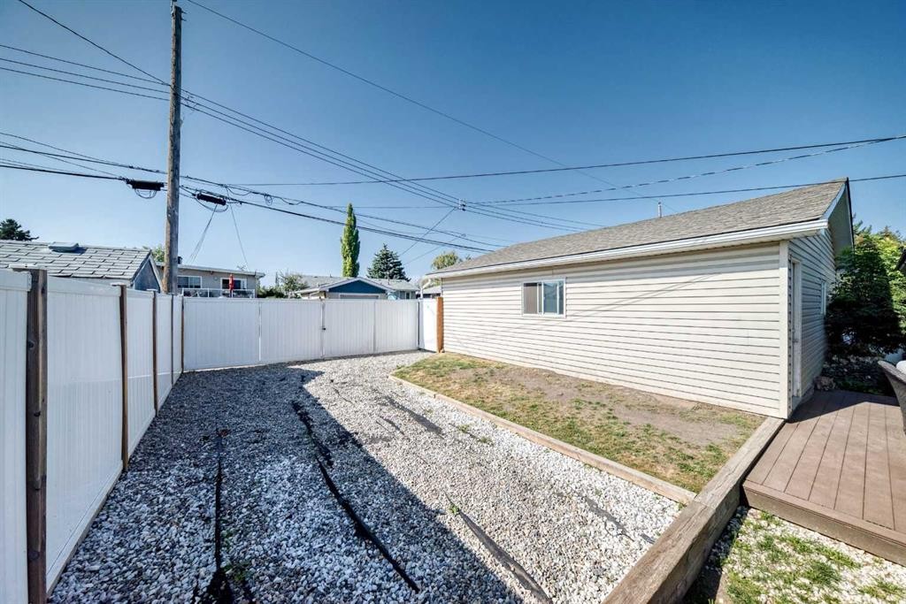 727 Macleay Road Ne, Calgary, AB - Outdoor