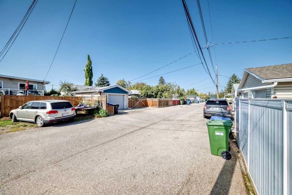 727 Macleay Road Ne, Calgary, AB - Outdoor