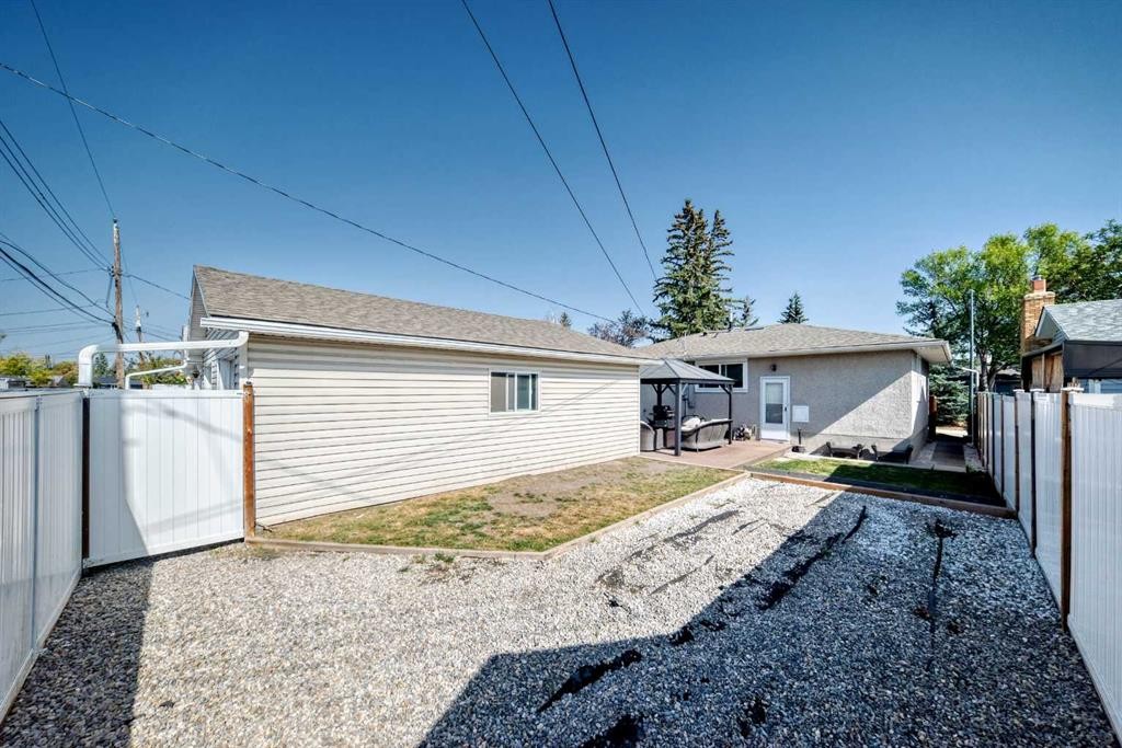 727 Macleay Road Ne, Calgary, AB - Outdoor With Exterior