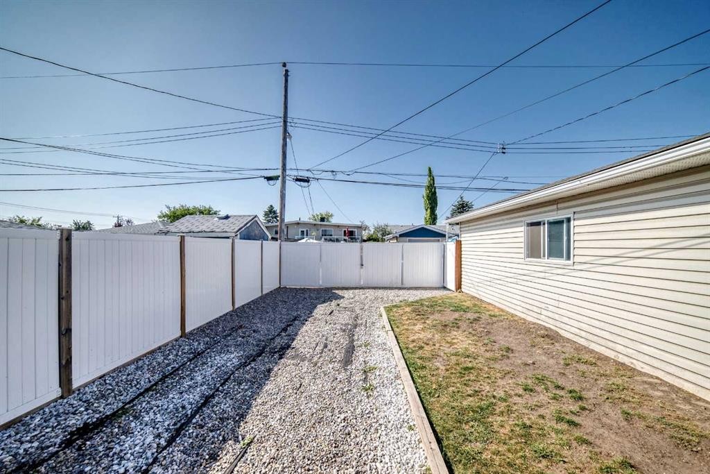 727 Macleay Road Ne, Calgary, AB - Outdoor