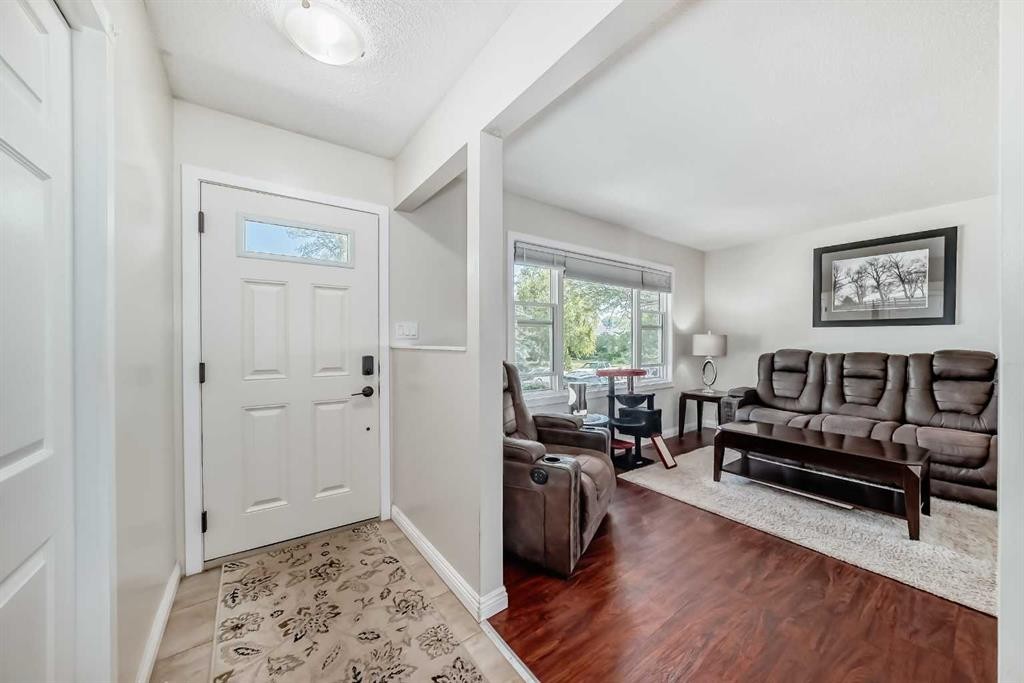 727 Macleay Road Ne, Calgary, AB - Indoor