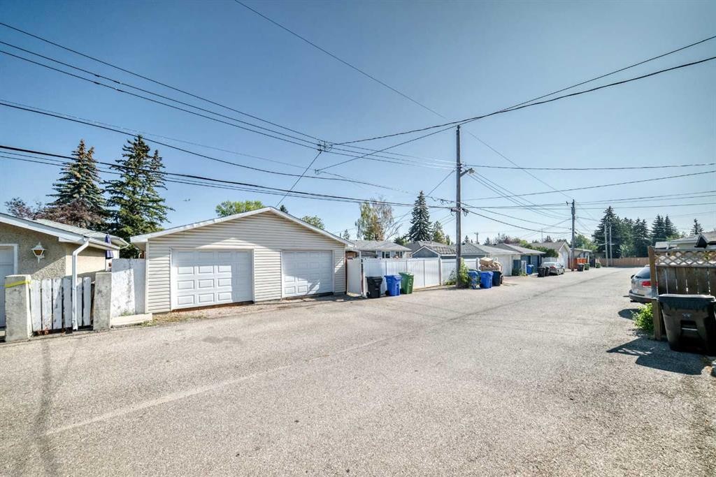 727 Macleay Road Ne, Calgary, AB - Outdoor