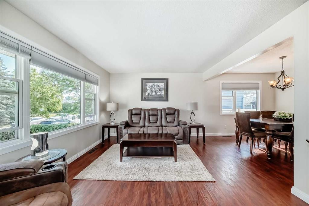 727 Macleay Road Ne, Calgary, AB - Indoor Photo Showing Living Room